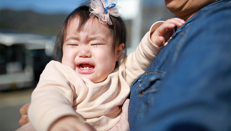 赤ちゃんを抱っこしても泣き止まない理由とは?メカニズムと対処法をていねいに解説